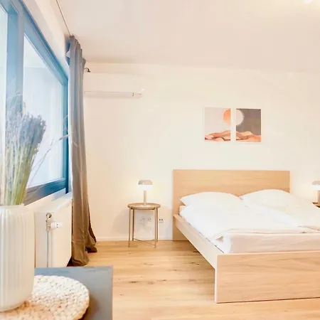 Lägenhet 2 Separate Direkt In Der Mit Privaten Stellplaetzen Max 1,65m Hoehe Und 1,8m Breite Fuer Bis Zu 8 Personen